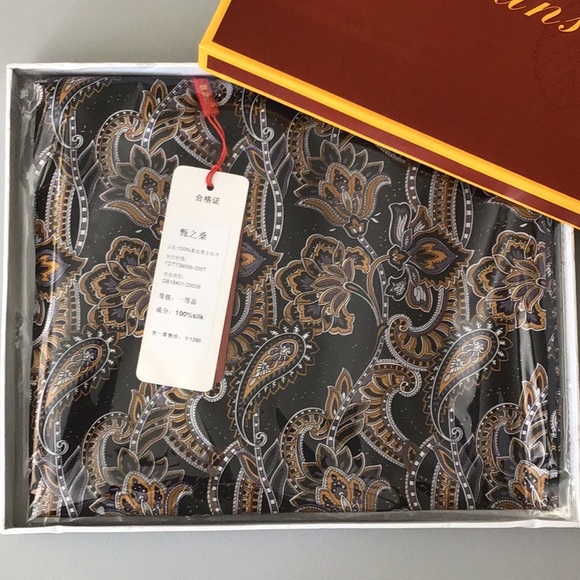 New Chinese 100% Silk Scarf - Picture 2 of 5